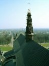 widok z wieży na dach bazyliki z innej perspektywy